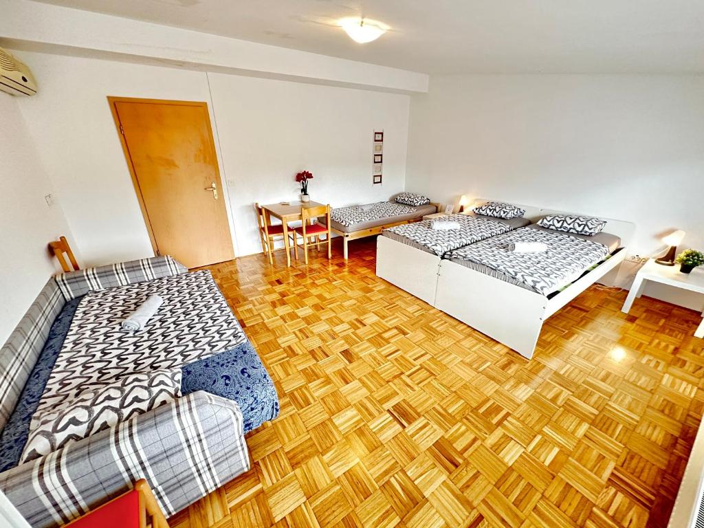 Postel nebo postele na pokoji v ubytování Center Station ROOMS
