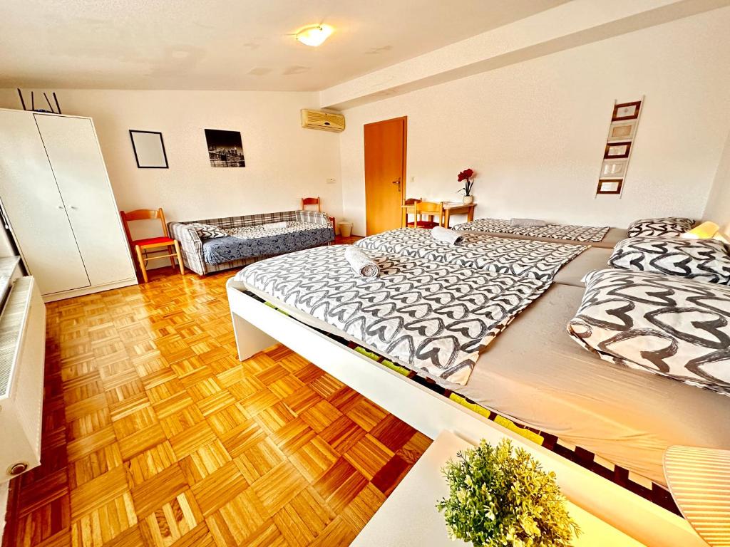 Postel nebo postele na pokoji v ubytování Center Station ROOMS