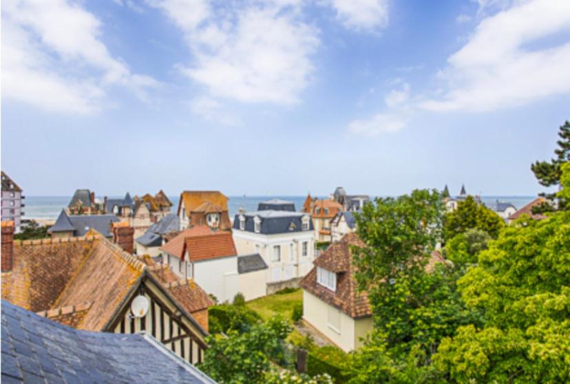- une vue sur une ville avec des maisons et des arbres dans l'établissement Villa sainte Adèle, à Blonville-sur-Mer