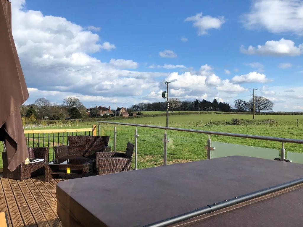 Shropshire Lodges - Romantic Luxury Hot Tub Breaks - 