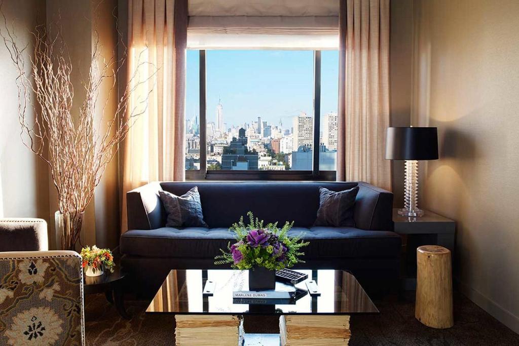 Uma área de estar em Soho Grand Hotel