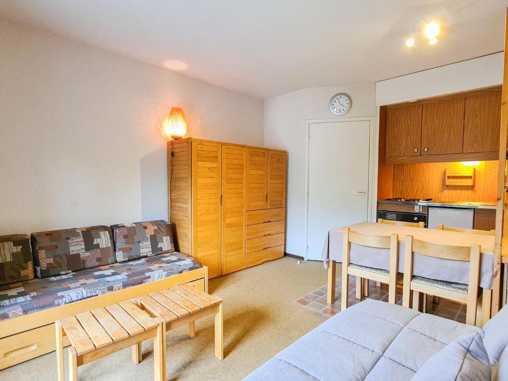 Photo de la galerie de l'établissement Studio agréable avec balcon sud, casier à ski et proche des pistes - FR-1-425-203, à Arâches-la-Frasse