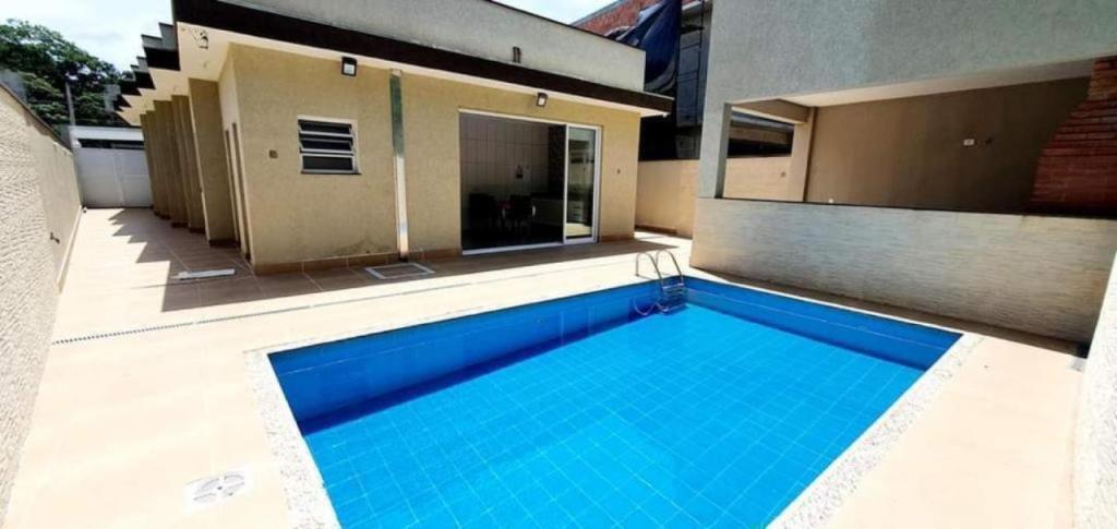 uma piscina no quintal de uma casa em Casa com Piscina Climatizada- Riviera São Lourenço em Riviera de São Lourenço