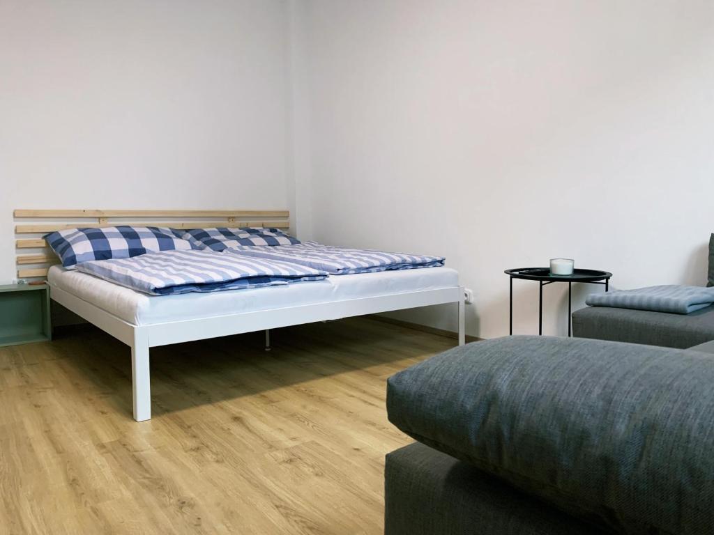 um quarto com uma cama e um sofá em Zahradní 6 em Velké Pavlovice