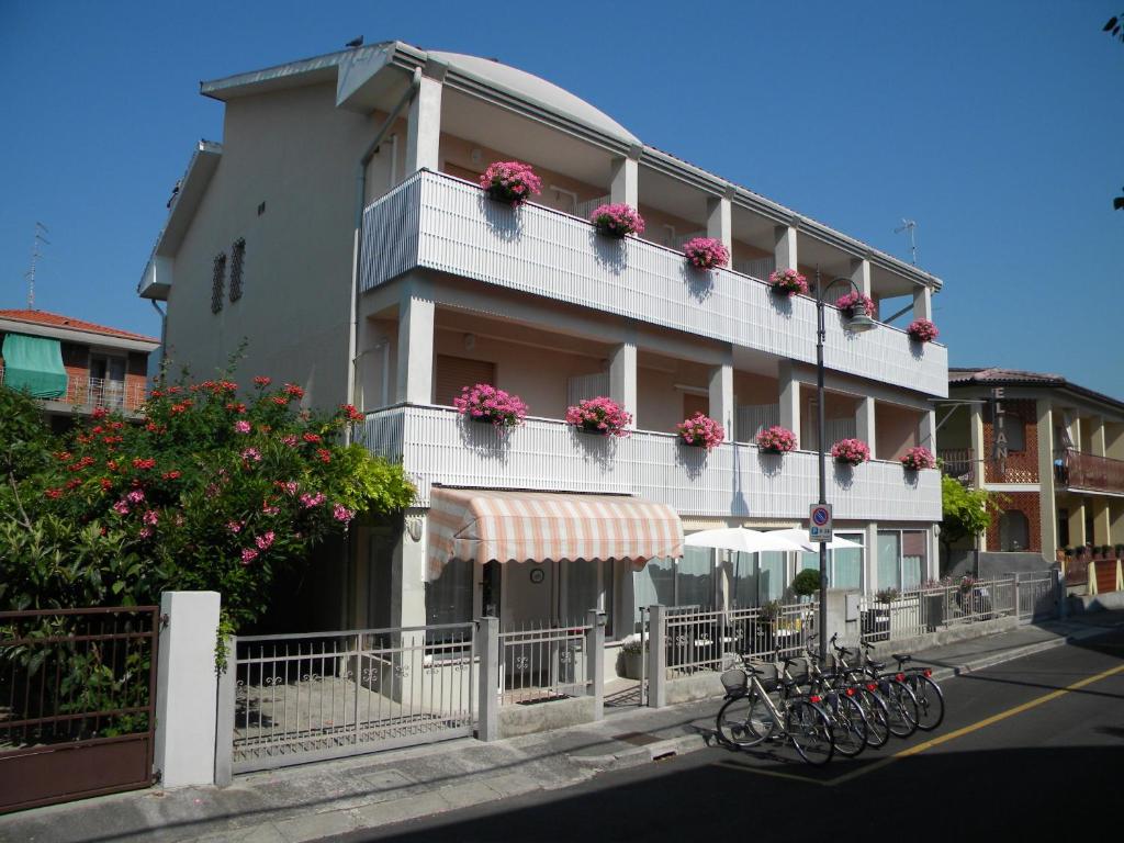 un edificio con un montón de bicicletas estacionadas frente a él en Hotel Eliani, en Grado