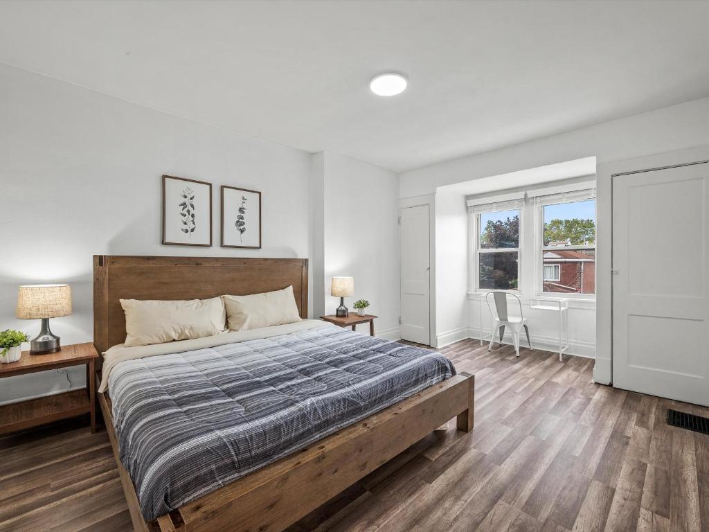 een slaapkamer met een groot bed en een raam bij Oakland/University @G Modern and Bright Private Bedroom with Shared Bathroom in Pittsburgh