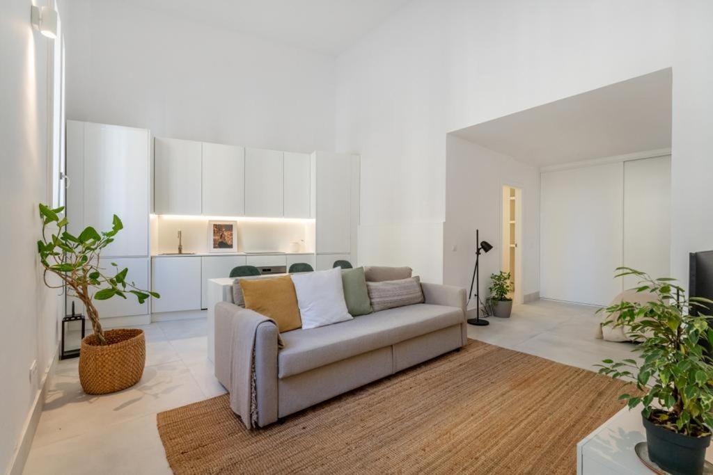 un soggiorno con divano e una cucina di Loft in the city a Madrid