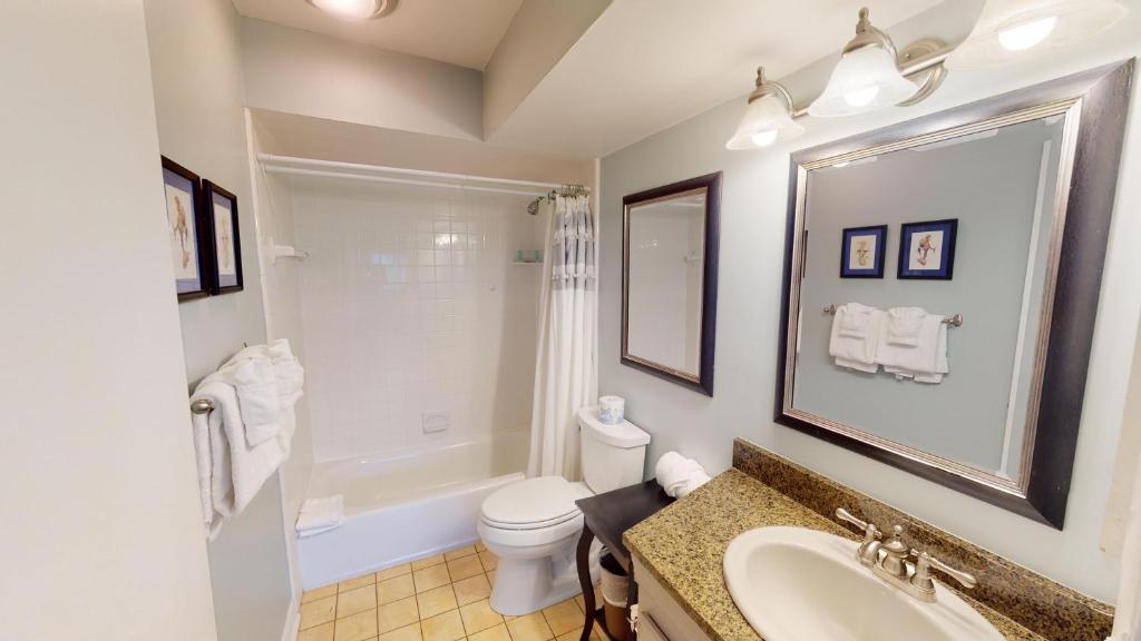 Un baño con lavabo, inodoro y bañera. en Beach Lover's Haven 2BR Villa at Heron Marsh, en Pawleys Island