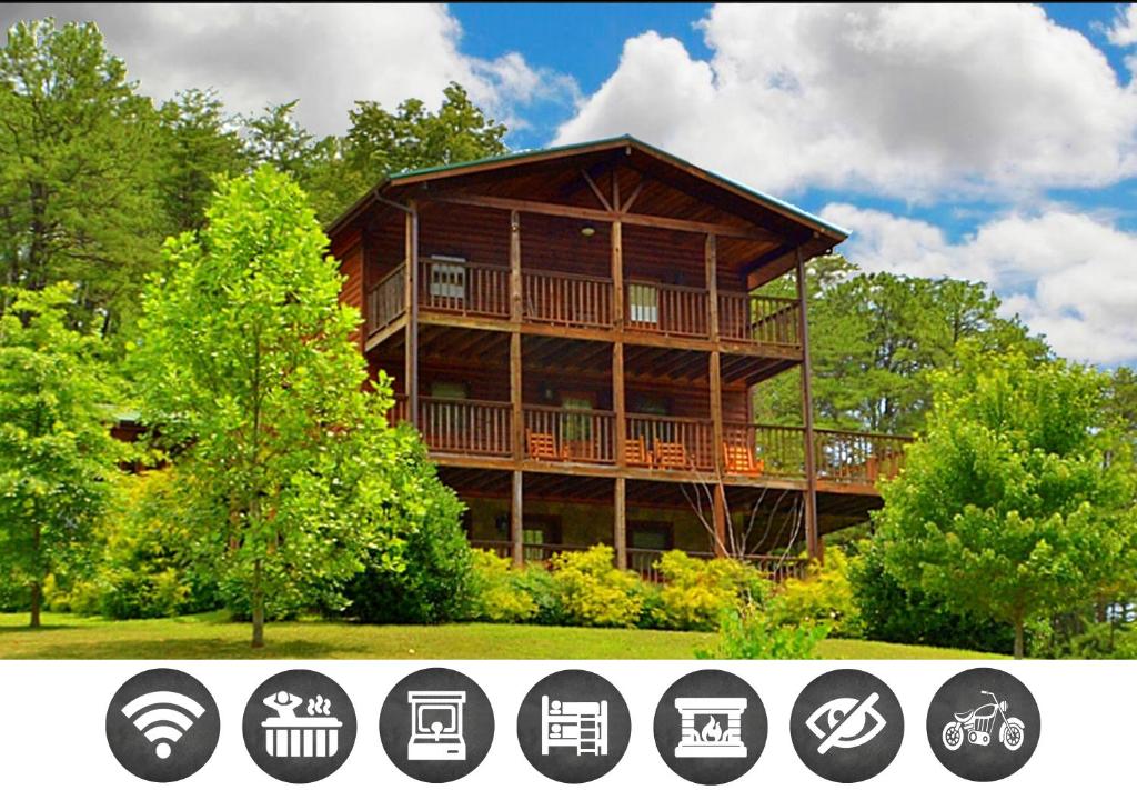 una gran casa de madera en medio de árboles en The Ranch Cabin in Great Smoky Mountain, en Sevierville