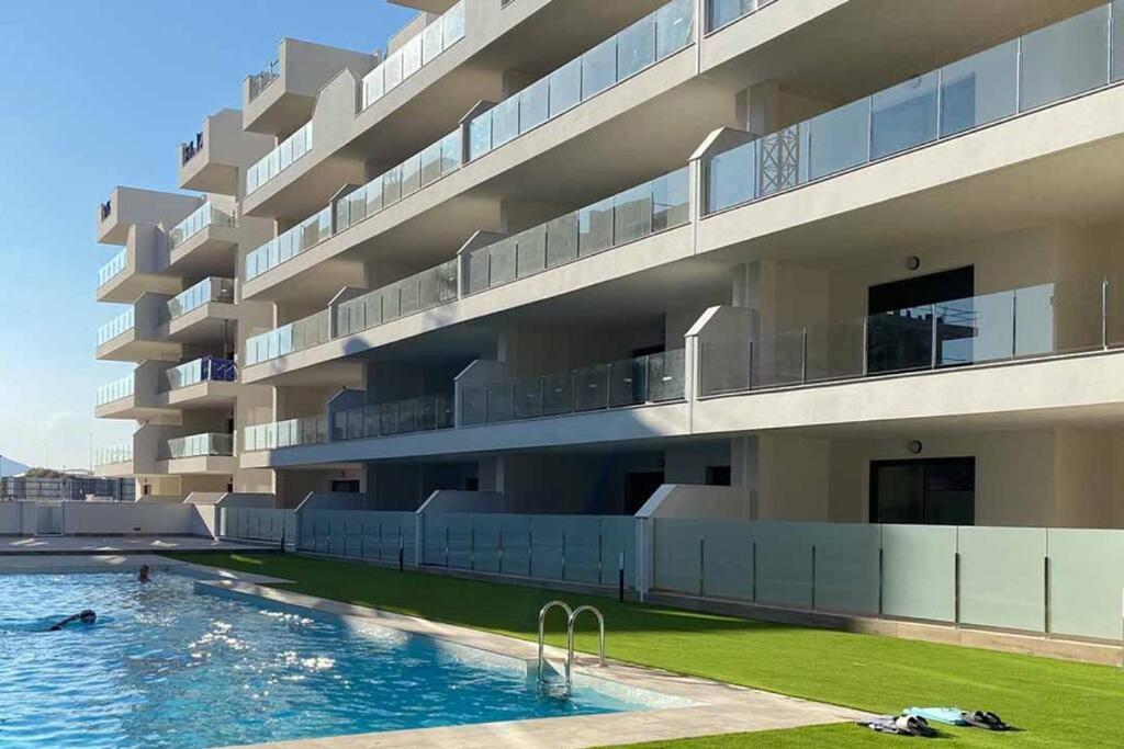 duży budynek z basenem przed nim w obiekcie Casa Amigos nieuw appartement in Velapi - Los Alcazares w mieście San Javier