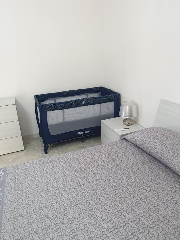 1 dormitorio con cama y mesita de noche en Appartamento Rosa dei Venti, en Marsala