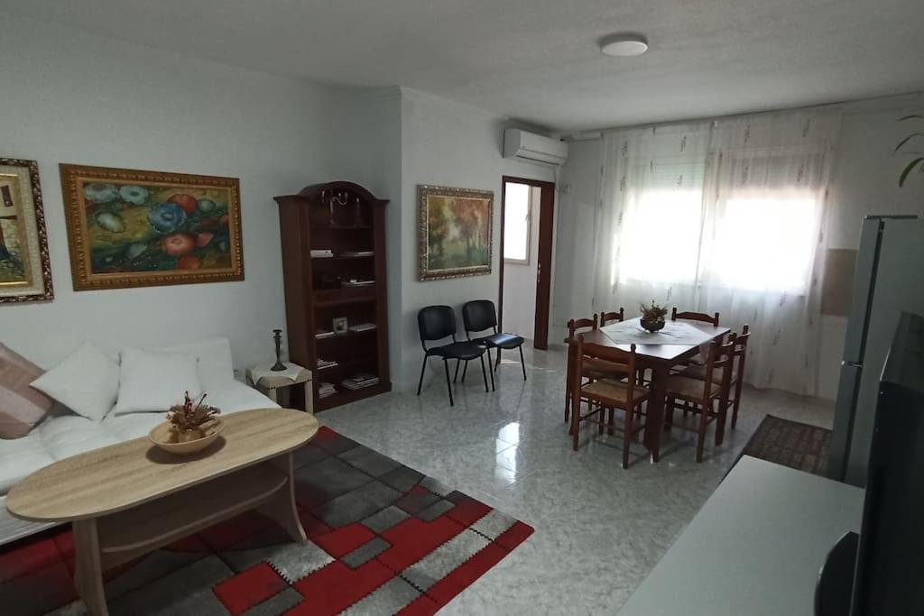 Astoria Apartment - Image 1