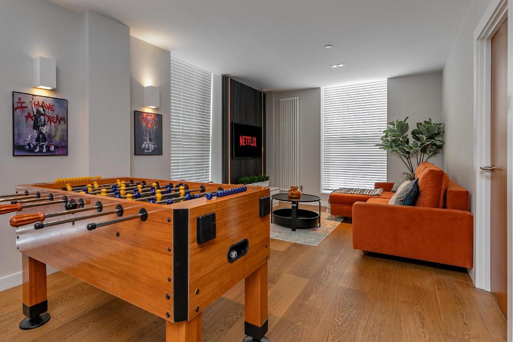 sala de estar con futbolín grande en MK CITY CENTRE, THE DIAMOND SUITE, FREE Parking Space, PREMIUM SPACIOUS Apartment with FOOSBALL TABLE en Milton Keynes