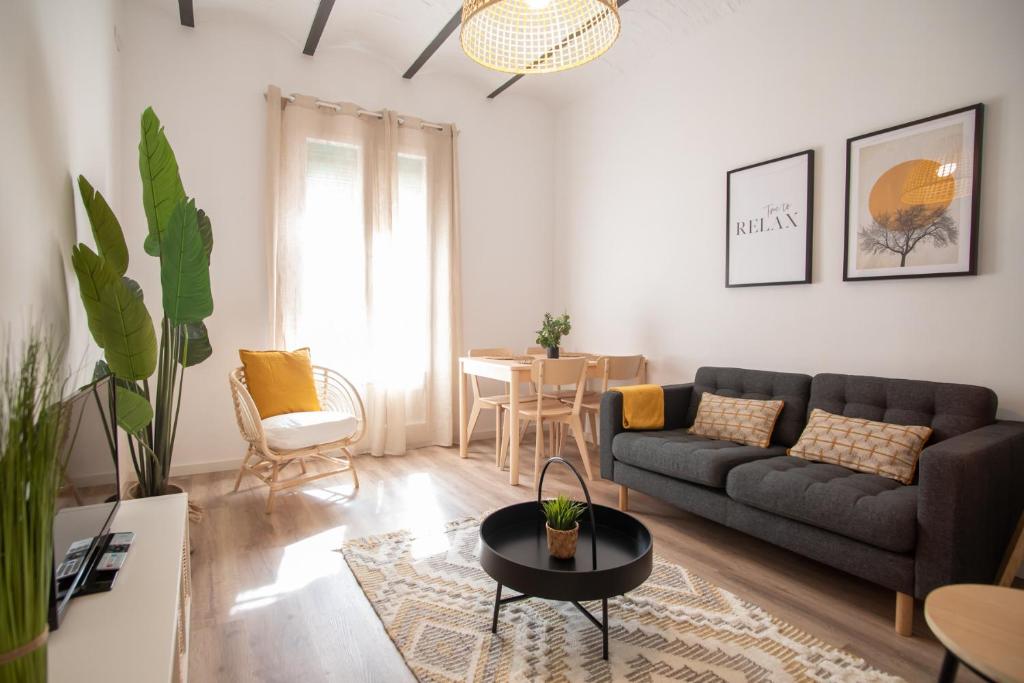 巴塞隆納的住宿－12PAR1003 - Luminoso piso en Paralelo，客厅配有沙发和桌子