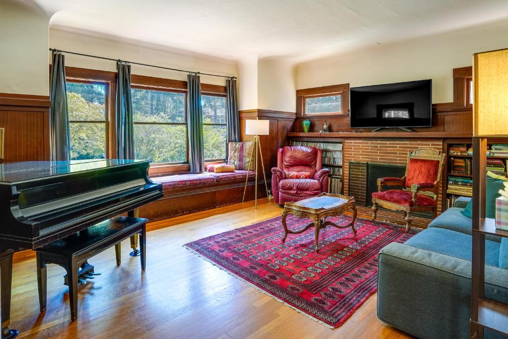 ein Wohnzimmer mit einem Klavier und einem Kamin in der Unterkunft WFH-Friendly Berkeley Home Less Than 2 Mi to University! in Berkeley