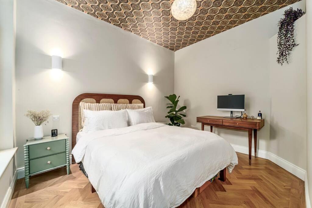 Postel nebo postele na pokoji v ubytování 2 Bedroom garden flat