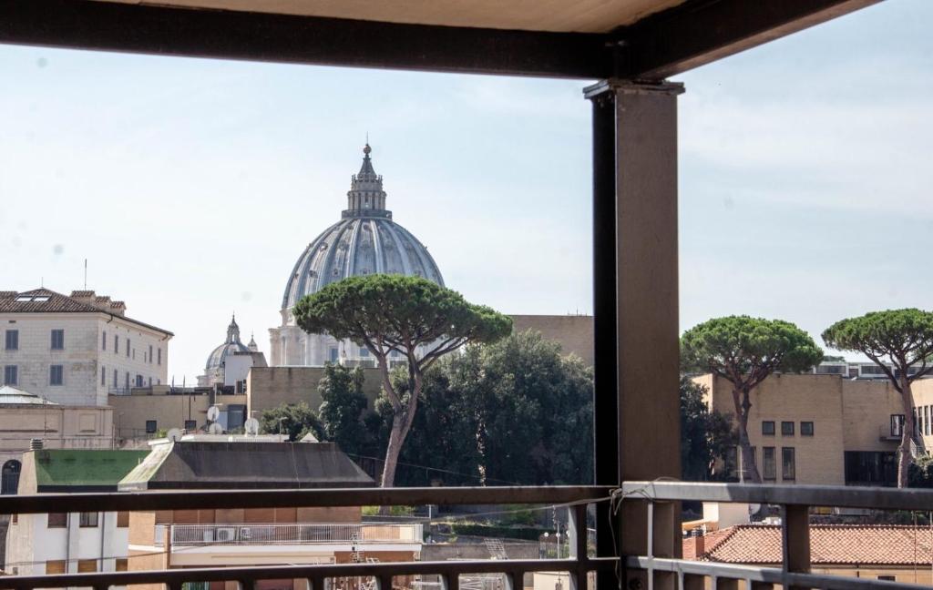 una finestra con vista sulla città di YOUR VATICAN TERRACE a Roma