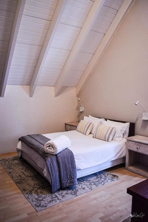 Postel nebo postele na pokoji v ubytování Adrift Guesthouse St Francis Bay