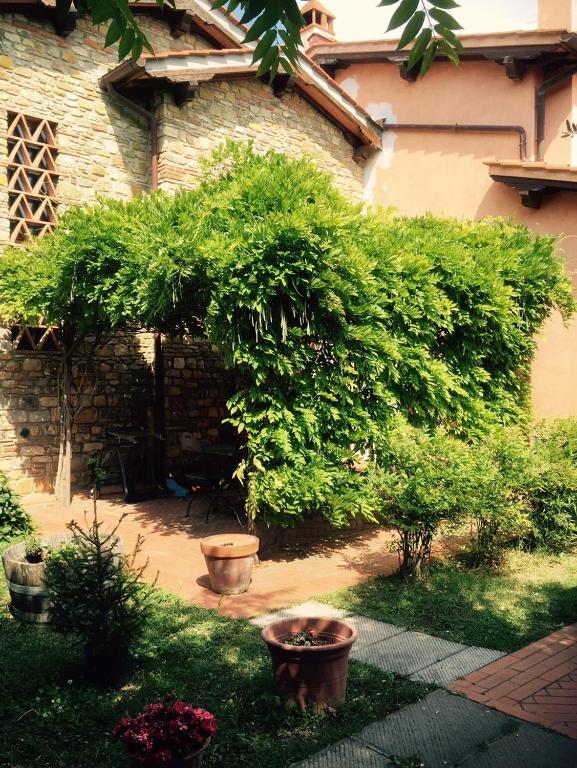 A garden outside Rosso Del Chianti