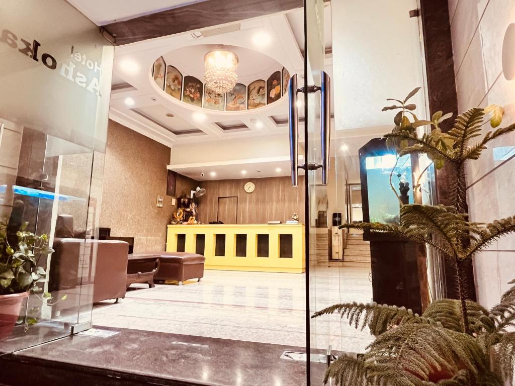 Zona de hol sau recepție la Ashoka International Hotel - Karol Bagh New Delhi