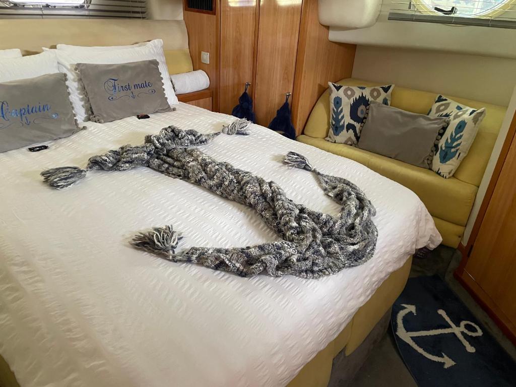 Postel nebo postele na pokoji v ubytování ENTIRE LUXURY MOTOR YACHT 70sqm - Oyster Fund - 2 double bedrooms both en-suite - HEATING sleeps up to 4 people - moored on our Private Island - Legoland 8min WINDSOR THORPE PARK 8min ASCOT RACES Heathrow WENTWORTH LONDON Lapland UK Royal Holloway