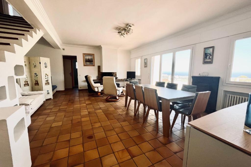 une salle à manger avec une table et des chaises dans l'établissement Rare pearl with pool and sea view, à Mandelieu-la-Napoule