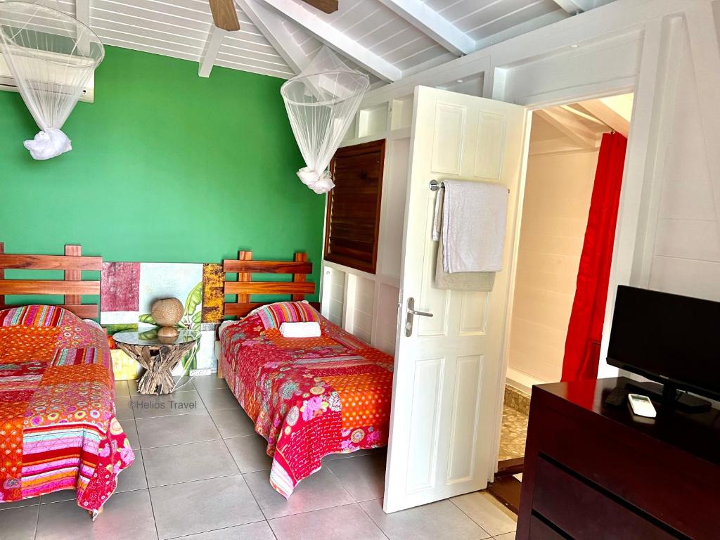 Ein Bett oder Betten in einem Zimmer der Unterkunft Case Coco Pointe Batterie. Piscine, vue mer, 4 p.