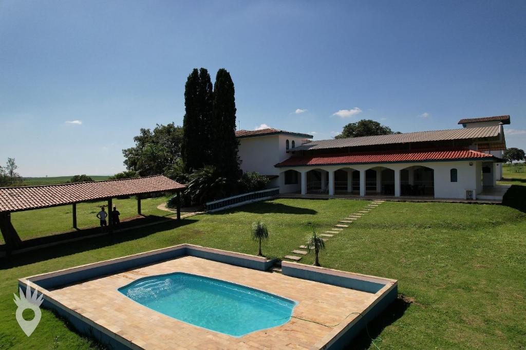 uma grande piscina no quintal de uma casa em Linda casa de fazenda no interior de SP em Elias Fausto