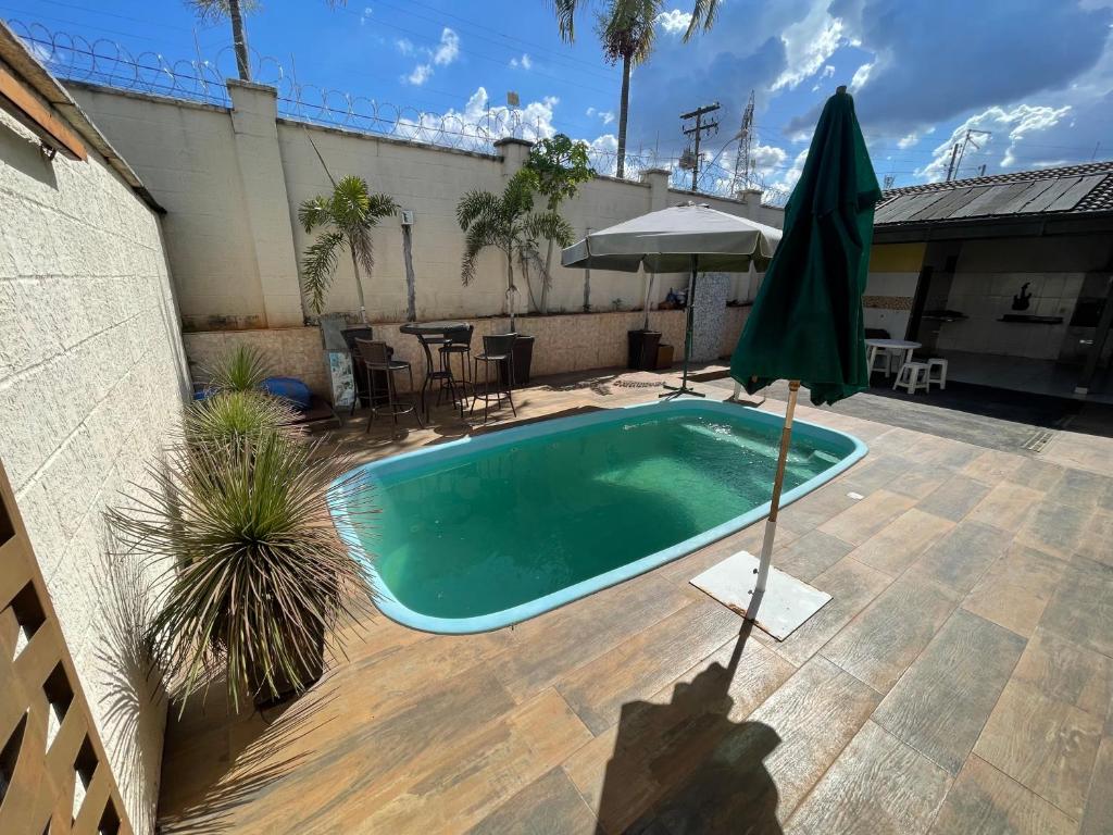 Bazén v ubytování Casa em condomínio fechado-8 minutos do shop.Flamboyant nebo v jeho okolí
