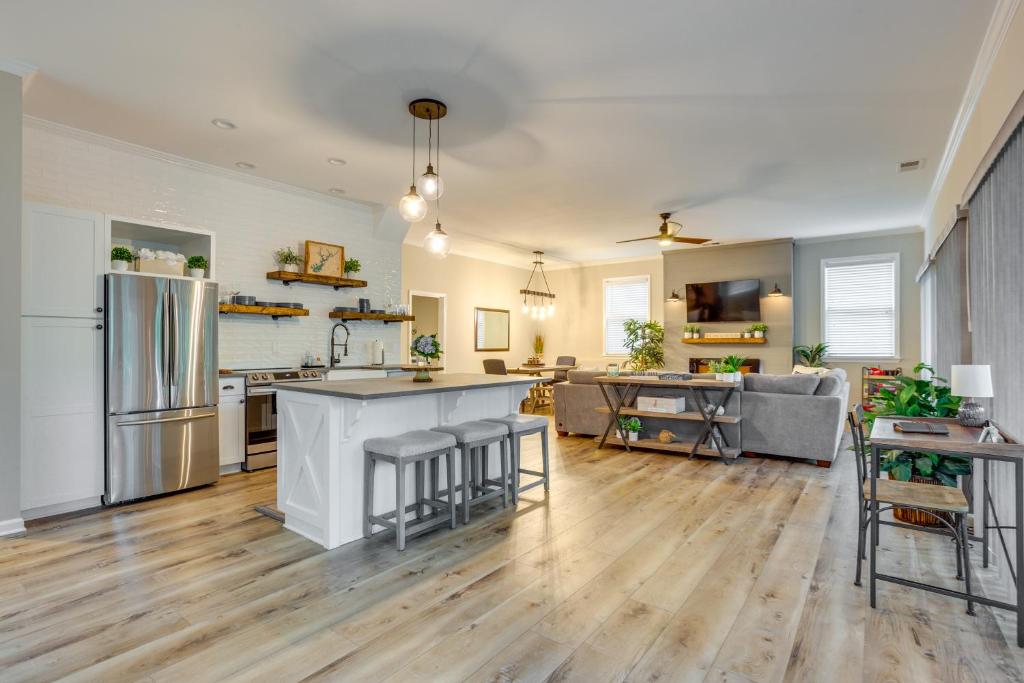 Lakefront Abode with Dock and Screened Patio!, Dawsonville