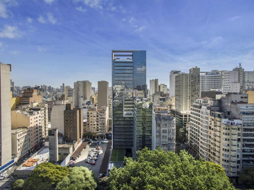 vistas a una ciudad con edificios y coches en Setin Downtown República, en São Paulo