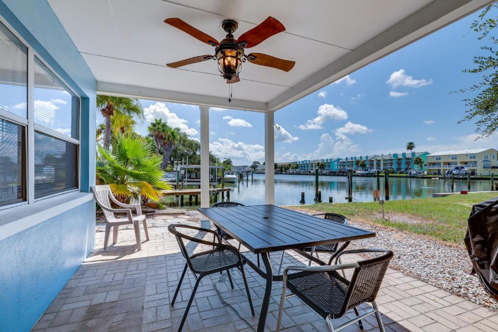 清水海灘的住宿－Florida Condo with Intracoastal Waterway Views!，天井配有桌椅和吊扇。