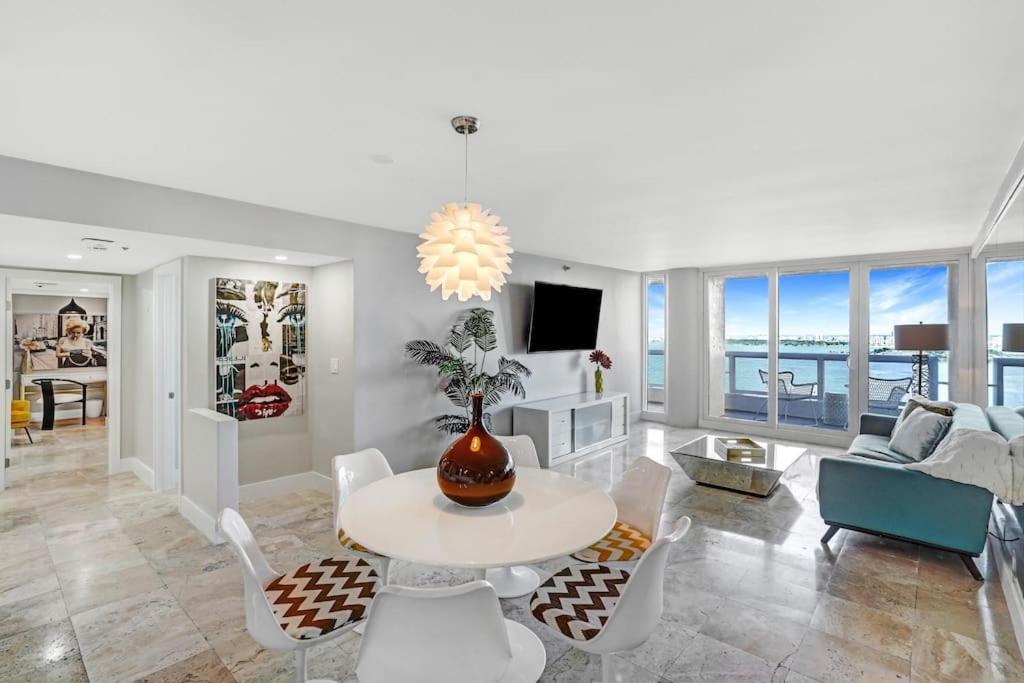 een woonkamer met een tafel en een bank bij The Audrey! Penthouse With Direct Water Views! in Miami