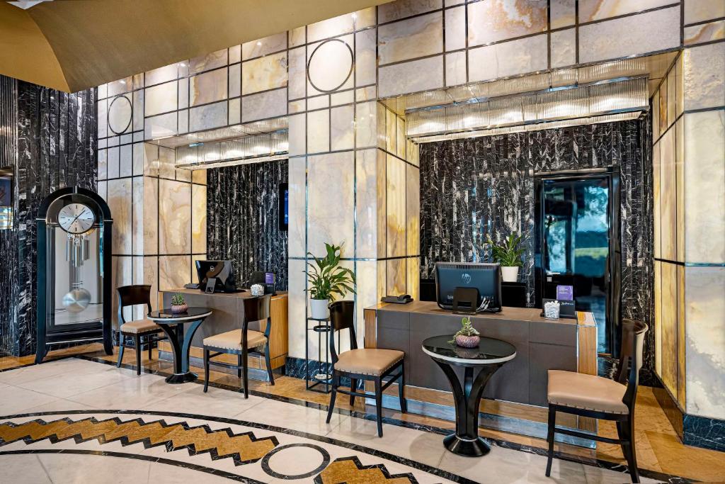 イスタンブールにあるラディソン ブルー ホテル イスタンブール ペラの建物内のロビー(テーブル、椅子付)