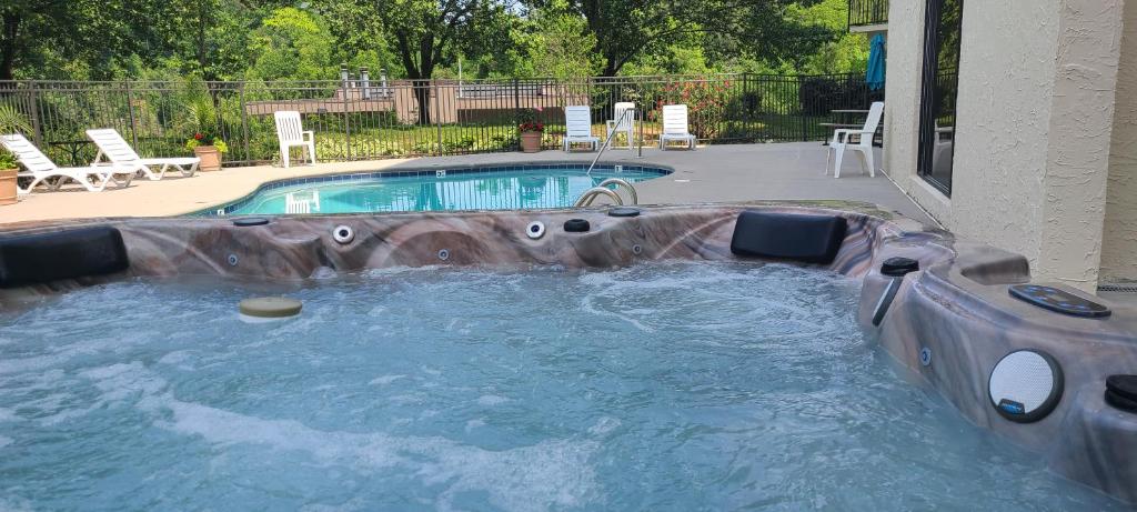 einen Pool mit Whirlpool im Hinterhof in der Unterkunft Gatlinburg Chateau Condo 407 in Gatlinburg