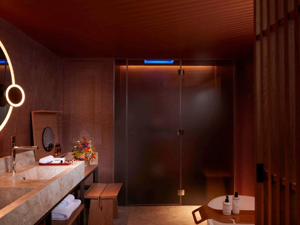 Koupelna v ubytování SO/ Paris Hotel