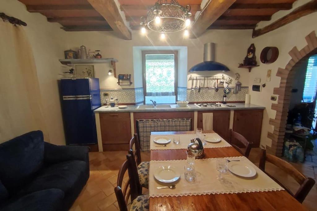 a kitchen with a table and a dining room at Stupendo monolocale per un romantico relax! in Lama