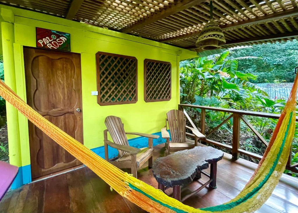 - un hamac sur la terrasse couverte d'une maison dans l'établissement Palmeras del Río HOTEL, à La Viña