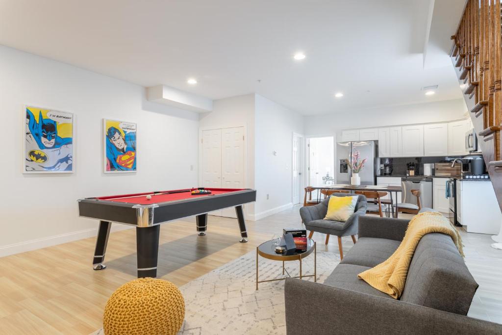 una sala de estar con mesa de ping pong. en The Cherry Suites - Chinatown en Filadelfia