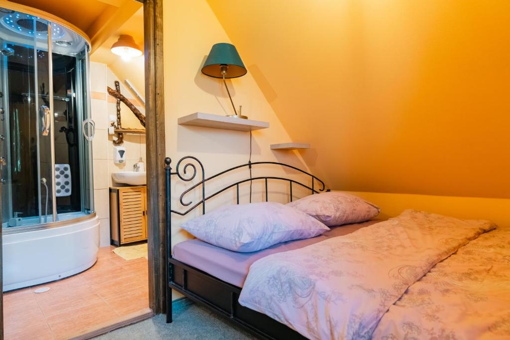 1 dormitorio con 1 cama y baño con bañera en Wine & Relax Sveti Martin na Muri en Gornji Koncovčak
