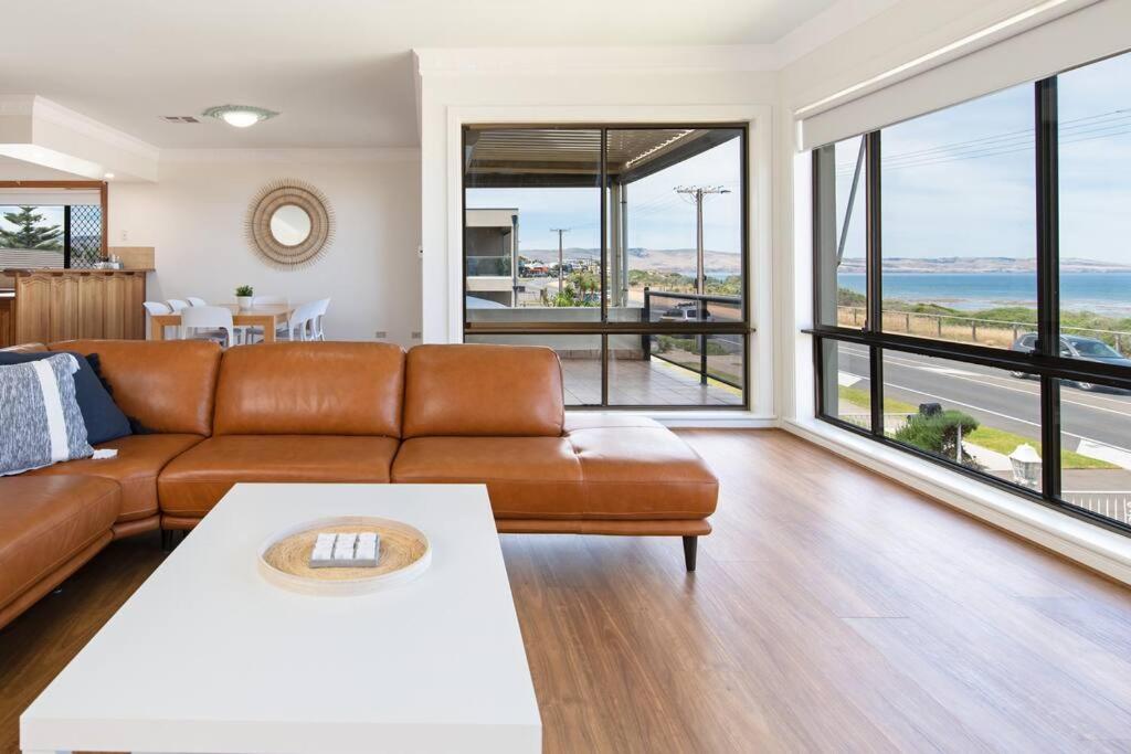 ein Wohnzimmer mit Sofa und Tisch in der Unterkunft Beachfront Bliss- Aldinga Beach House - 5 BR in Aldinga Beach