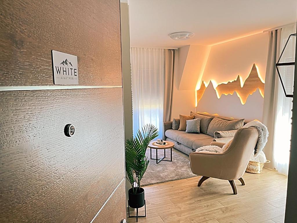 Uma área de estar em Apartman WHITE