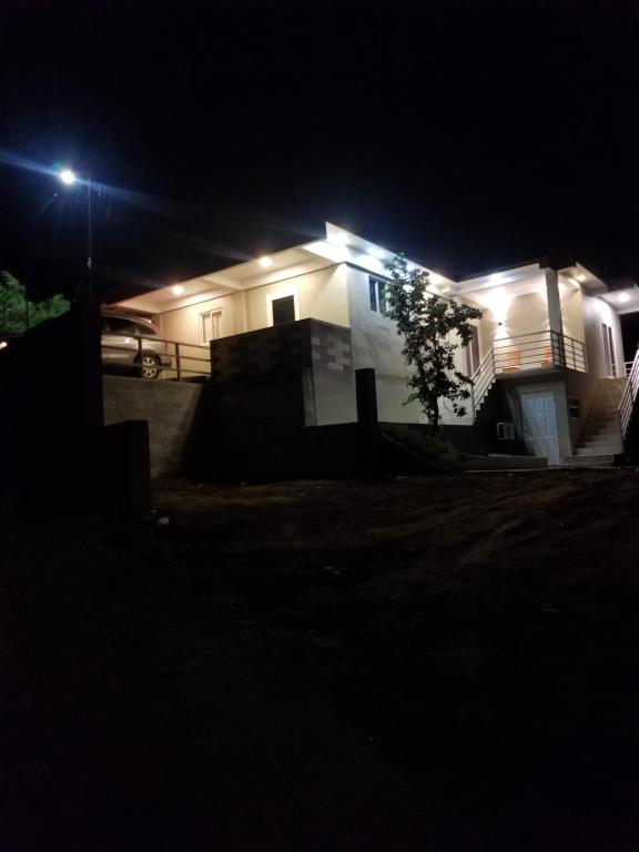 une maison éclairée la nuit avec un éclairage de rue dans l'établissement Classical accommodation, à Calliste Land Settlement