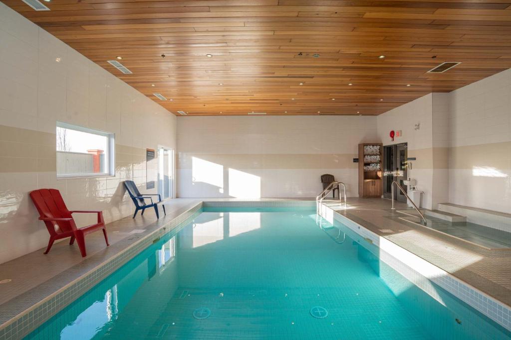 Bazén v ubytování Sandman Hotel Red Deer nebo v jeho okolí