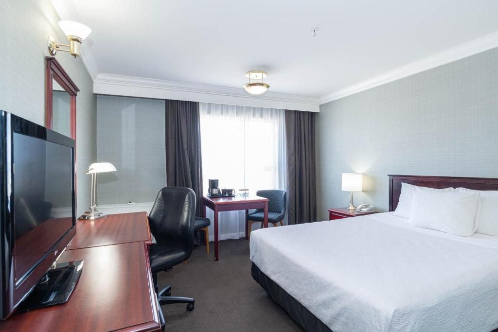 TV a/nebo společenská místnost v ubytování Sandman Hotel Red Deer