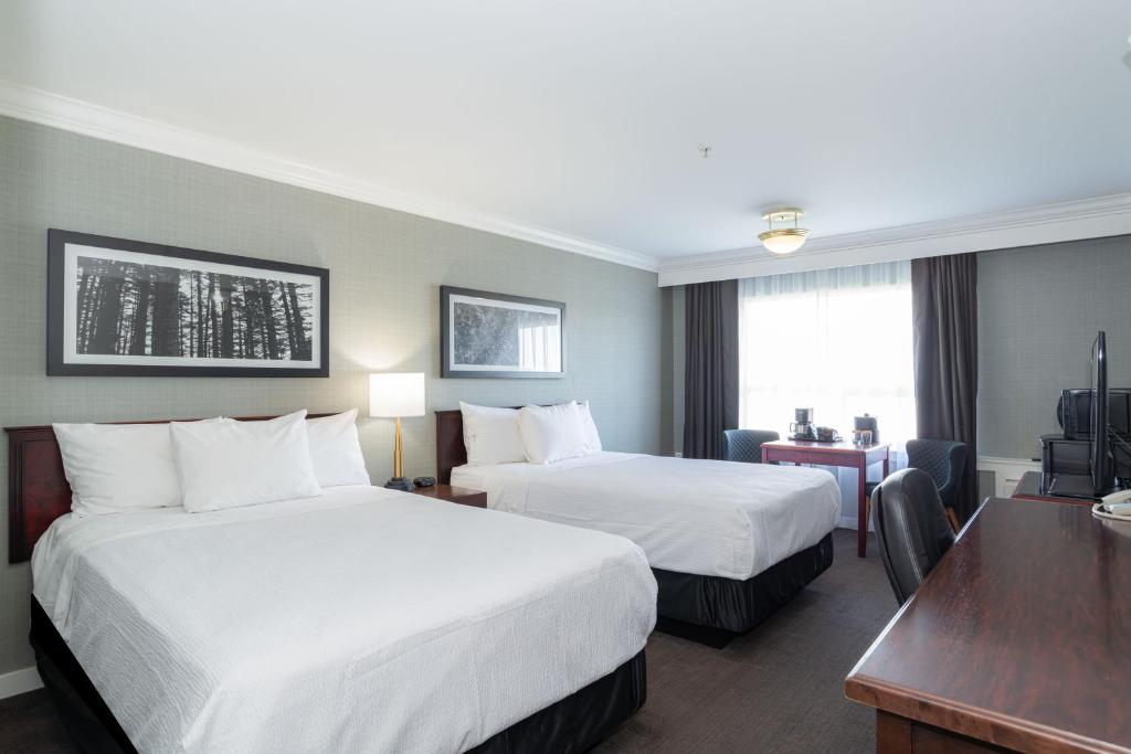 Postel nebo postele na pokoji v ubytování Sandman Hotel Red Deer