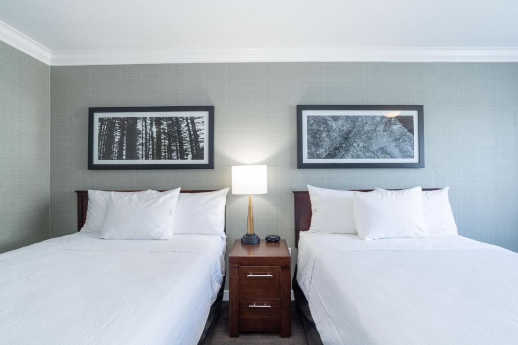 Postel nebo postele na pokoji v ubytování Sandman Hotel Red Deer