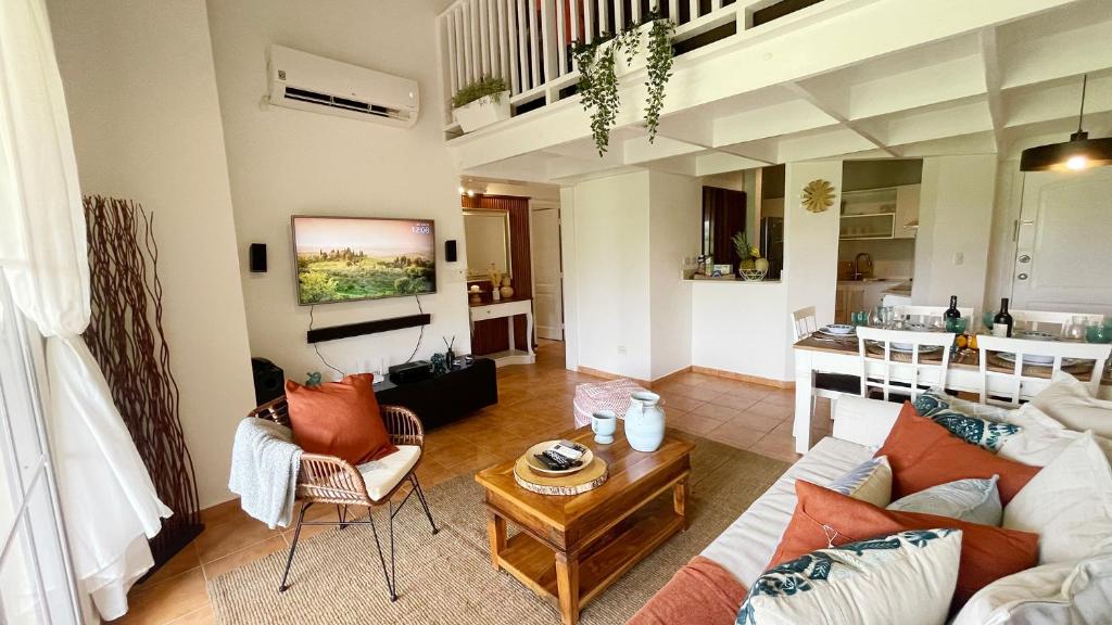 Posezení v ubytování Cozy apartment Golf Course View in Punta Cana