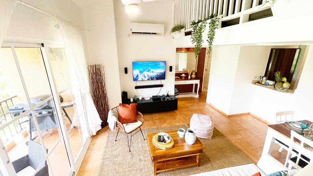 TV a/nebo společenská místnost v ubytování Cozy apartment Golf Course View in Punta Cana