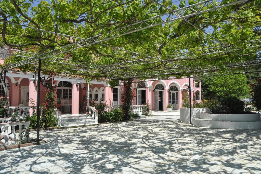 Jardí fora de Hotel Elena Ermones